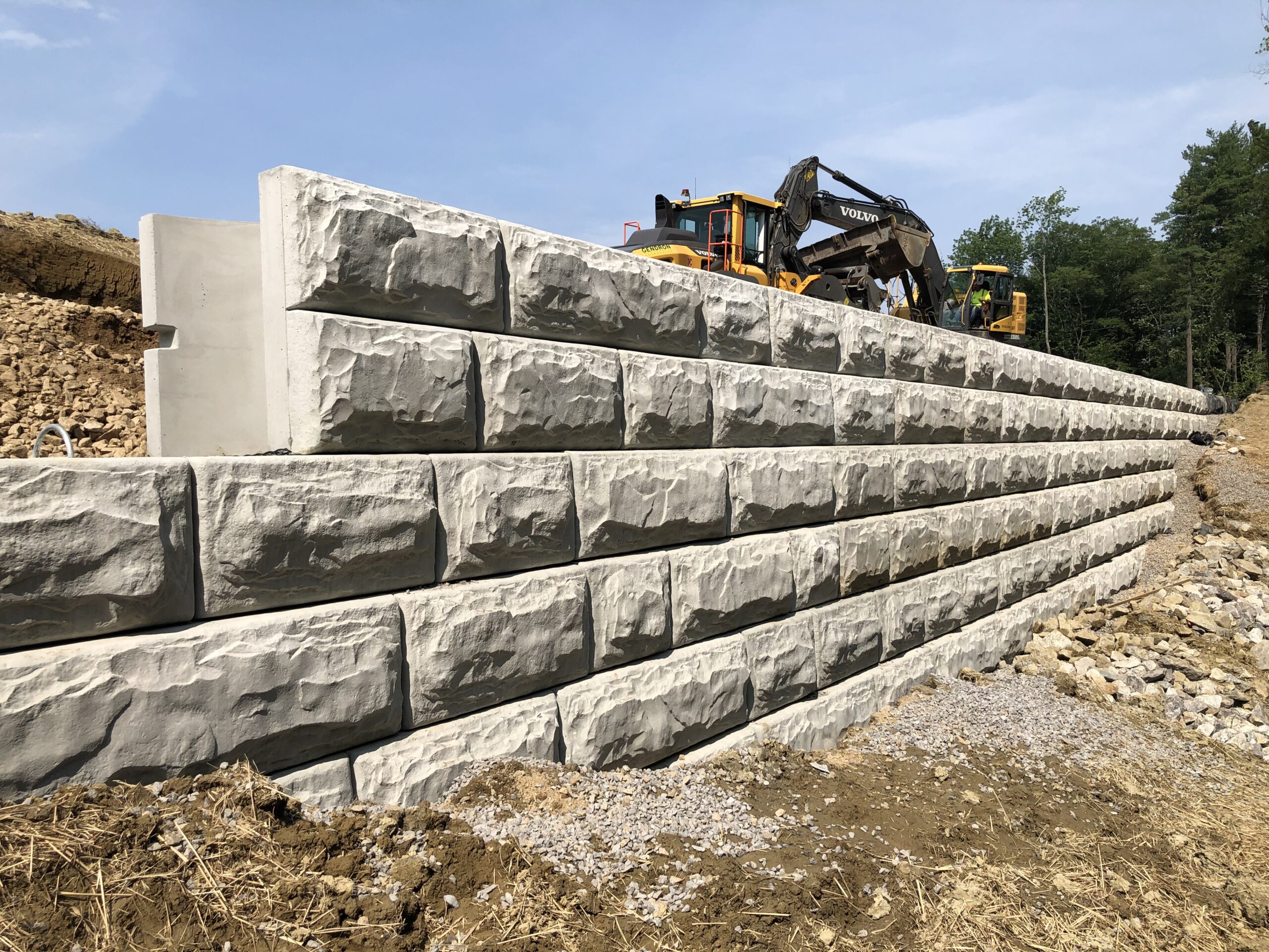 Concrete retaining wall